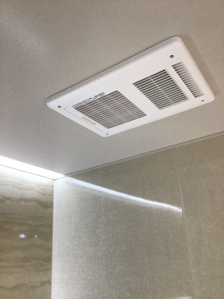 天井ベージュカラー浴室暖房乾燥機200V